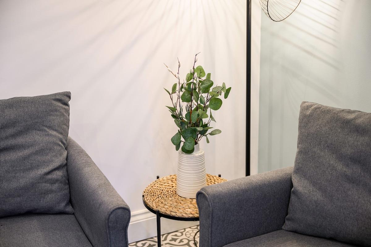 Home away From Home - Wifi - Free Parking - Deals6